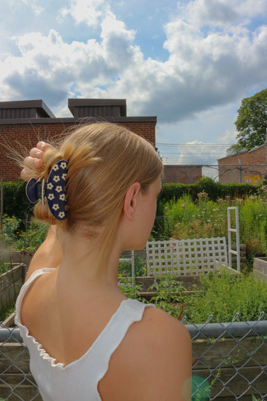 Maybe the cutest claw clip to exist on Queen Street. The Floral Etch Clip is cute and flirty, all while keeping it classy.