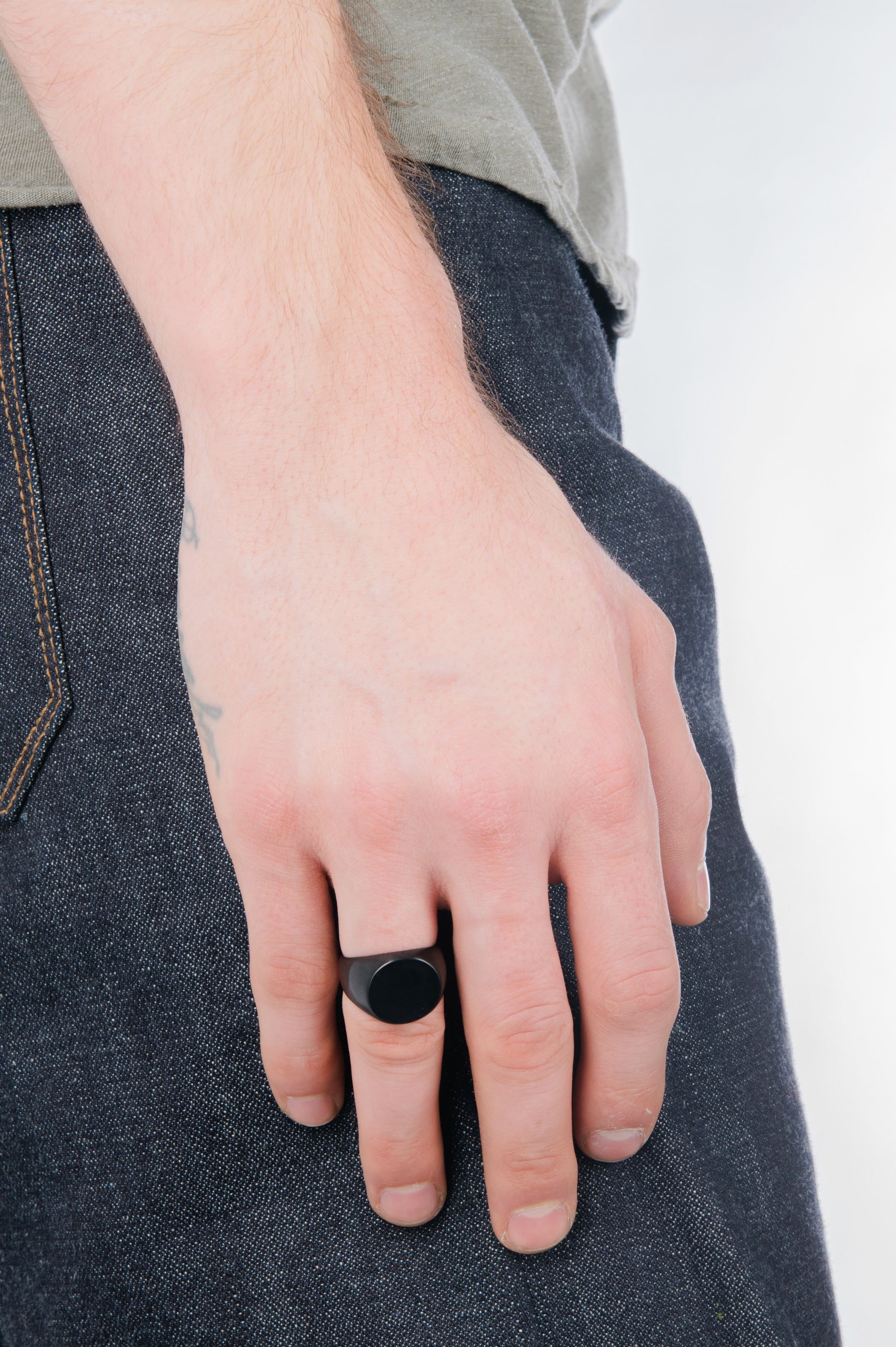 Circular Signet Ring in Black - Philistine