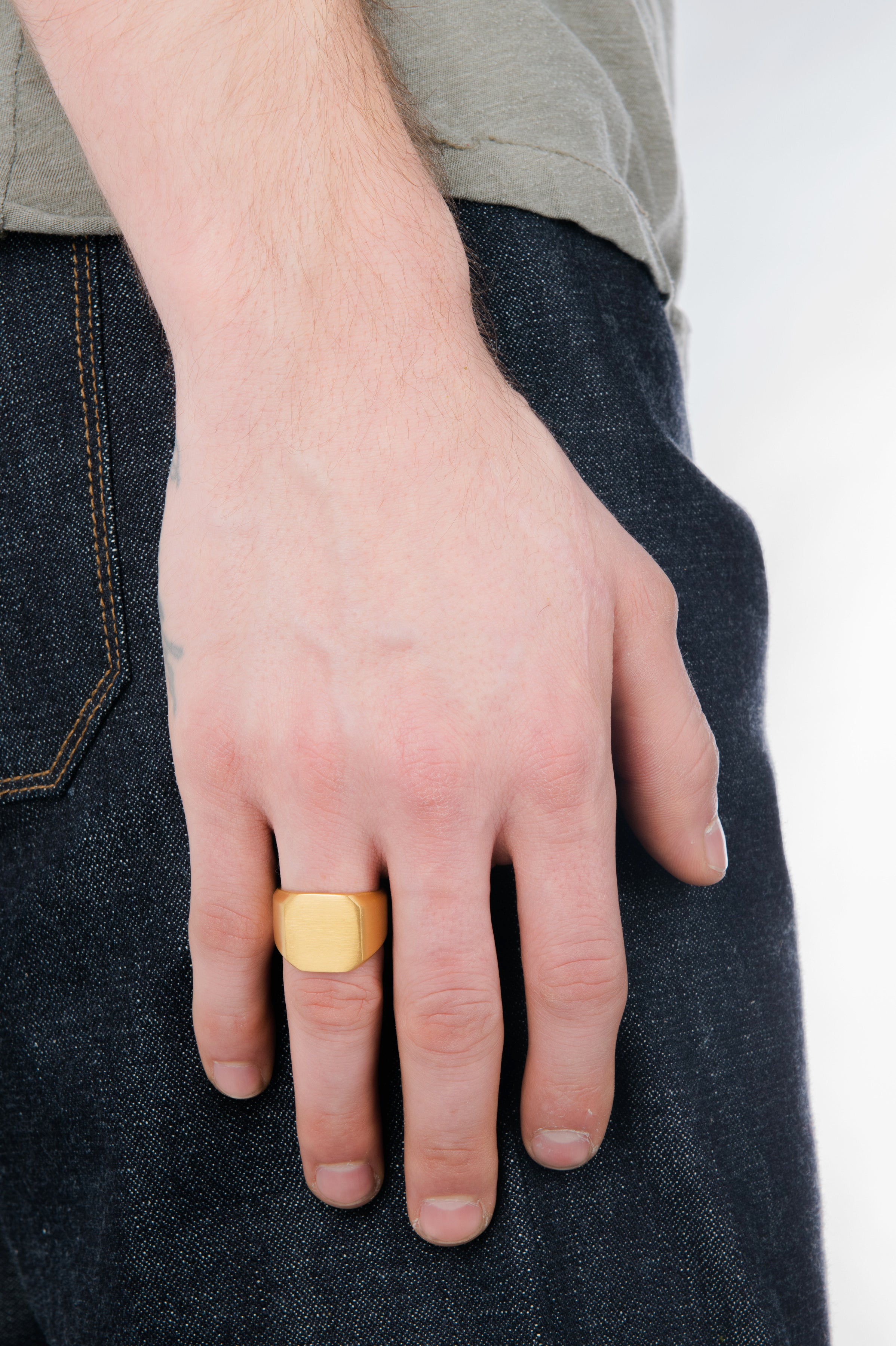 Classic Signet Ring in Gold - Philistine