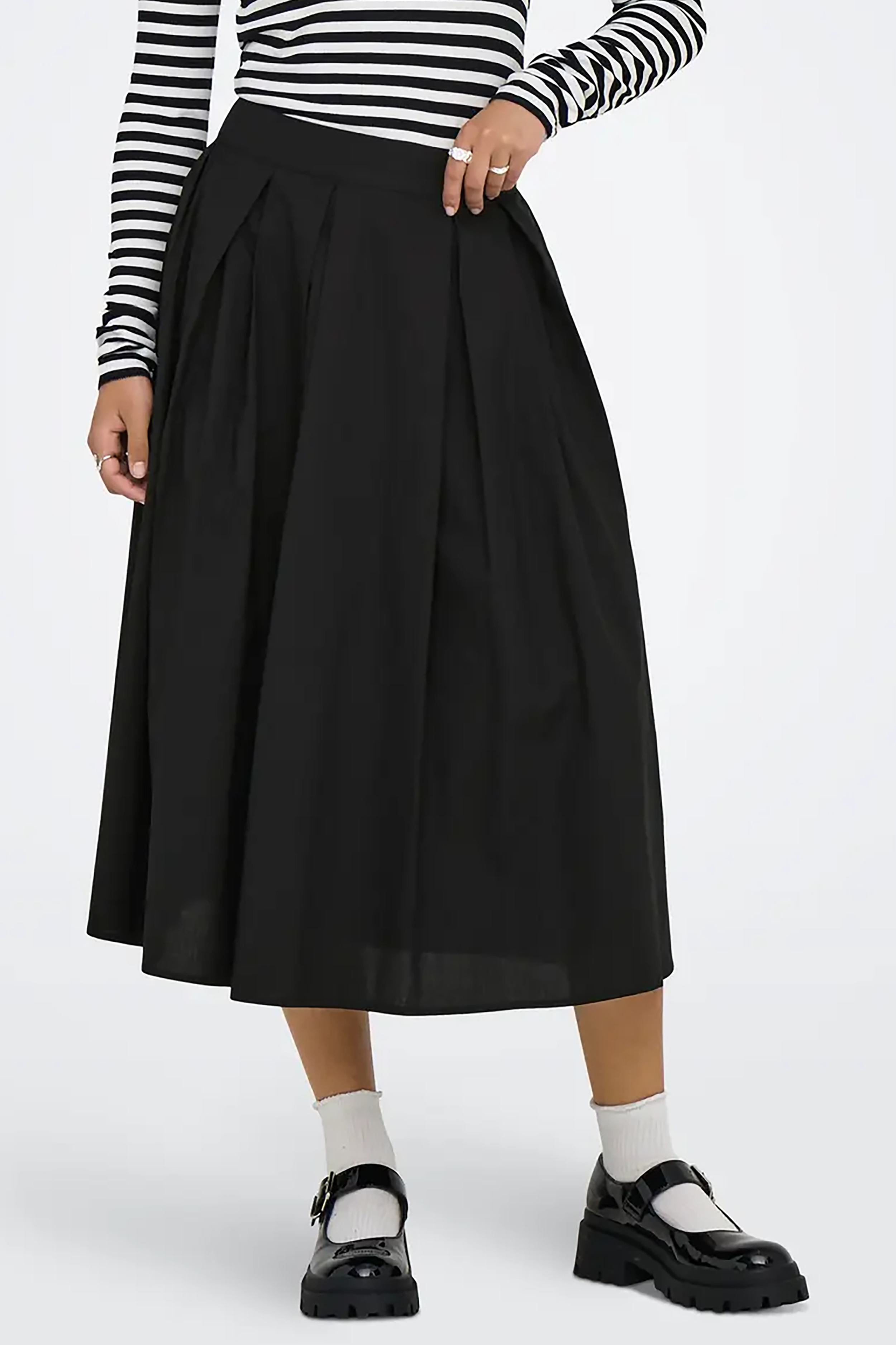 Maila Long Pleat Skirt in Black